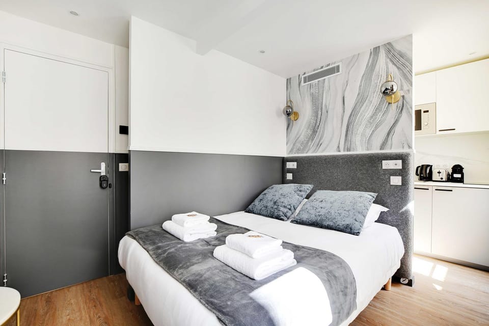 Bed, Kitchen or kitchenette, towels