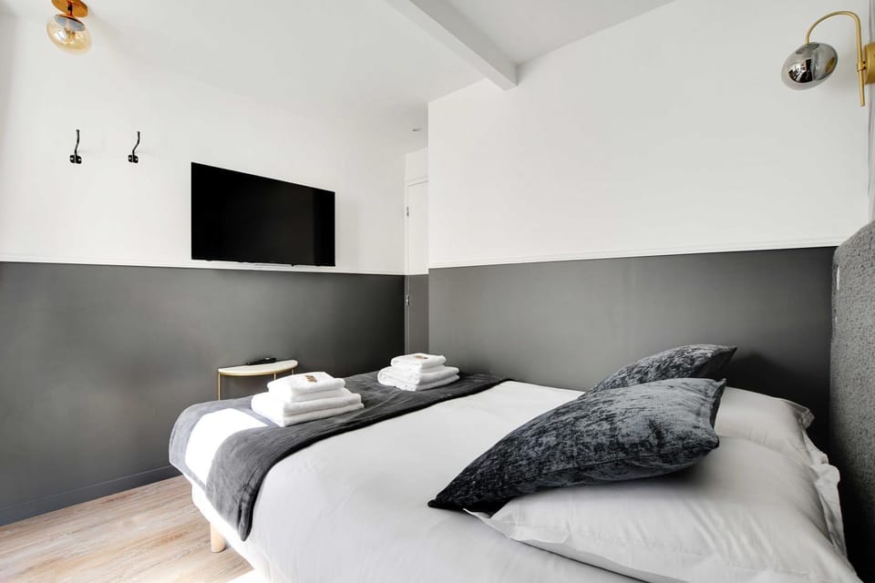 Bed, TV and multimedia, towels