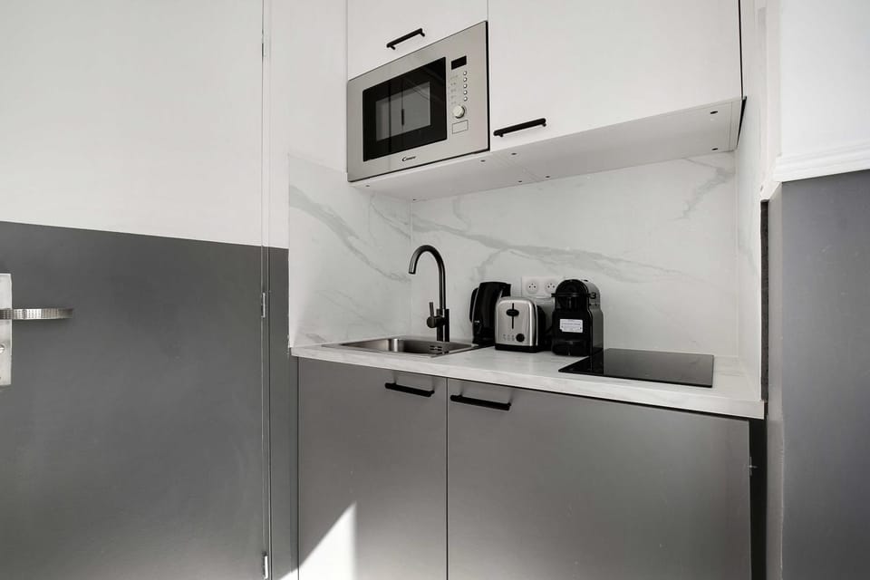 Coffee/tea facilities, Kitchen or kitchenette, microwave, stove, toaster