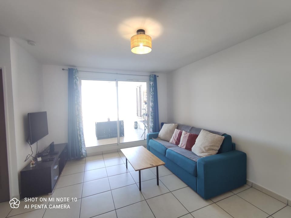 Bed, TV and multimedia, Living room, Seating area, internet
