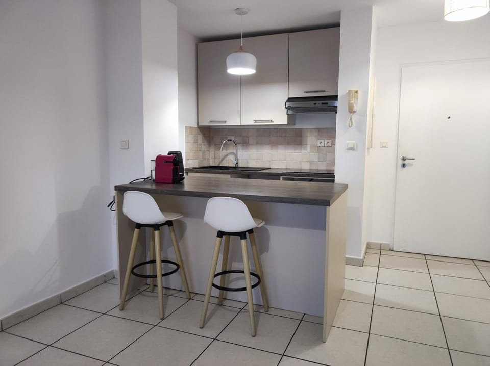 Kitchen or kitchenette, Dining area, stove