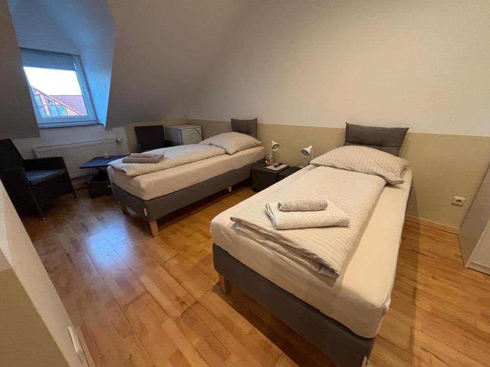 Doppelzimmer-Bad-Kühlschrank TV-18 Bed and Breakfast in Lower Saxony, Germany