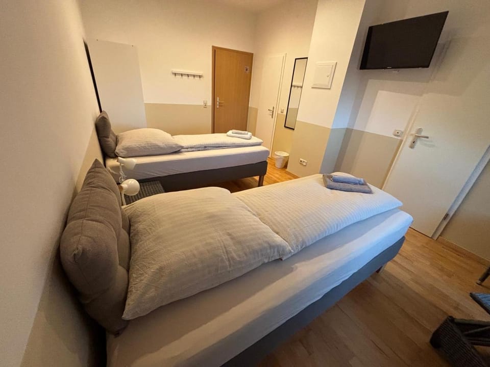 Doppelzimmer-Bad-Kühlschrank TV-18 Bed and Breakfast in Lower Saxony, Germany