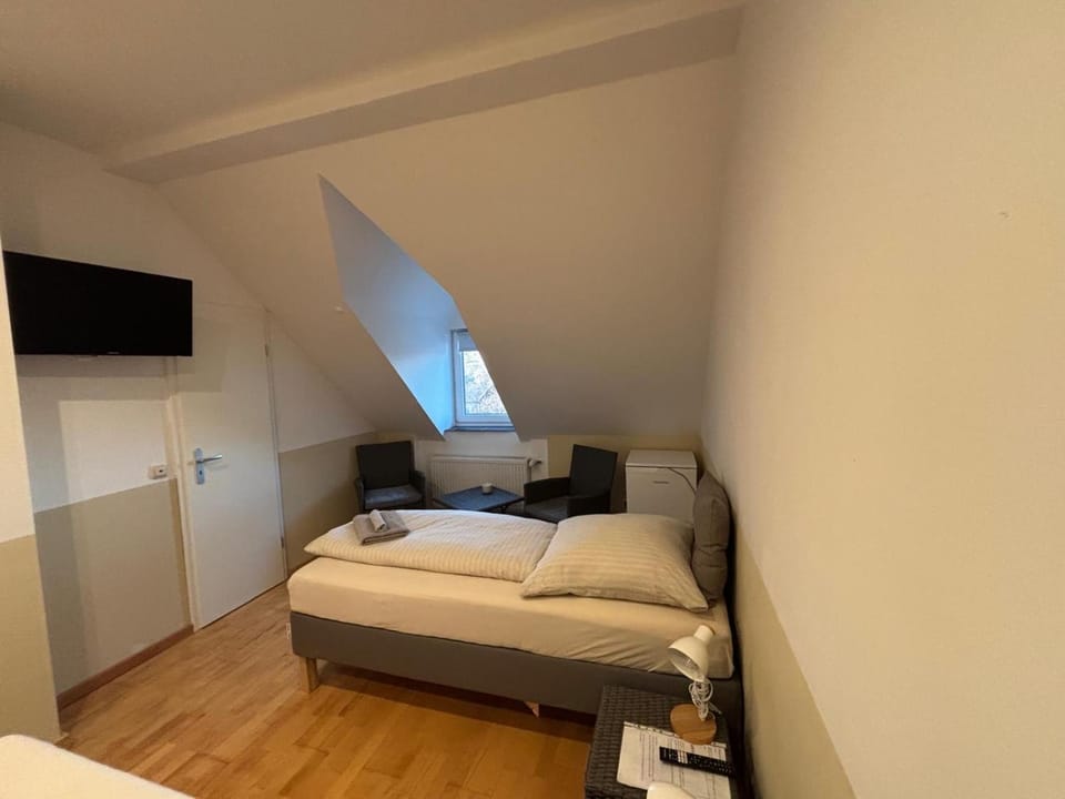 Doppelzimmer-Bad-Kühlschrank TV-18 Bed and Breakfast in Lower Saxony, Germany