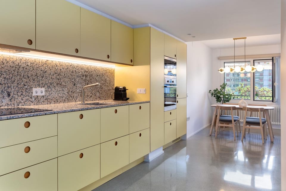 Kitchen or kitchenette, Dining area