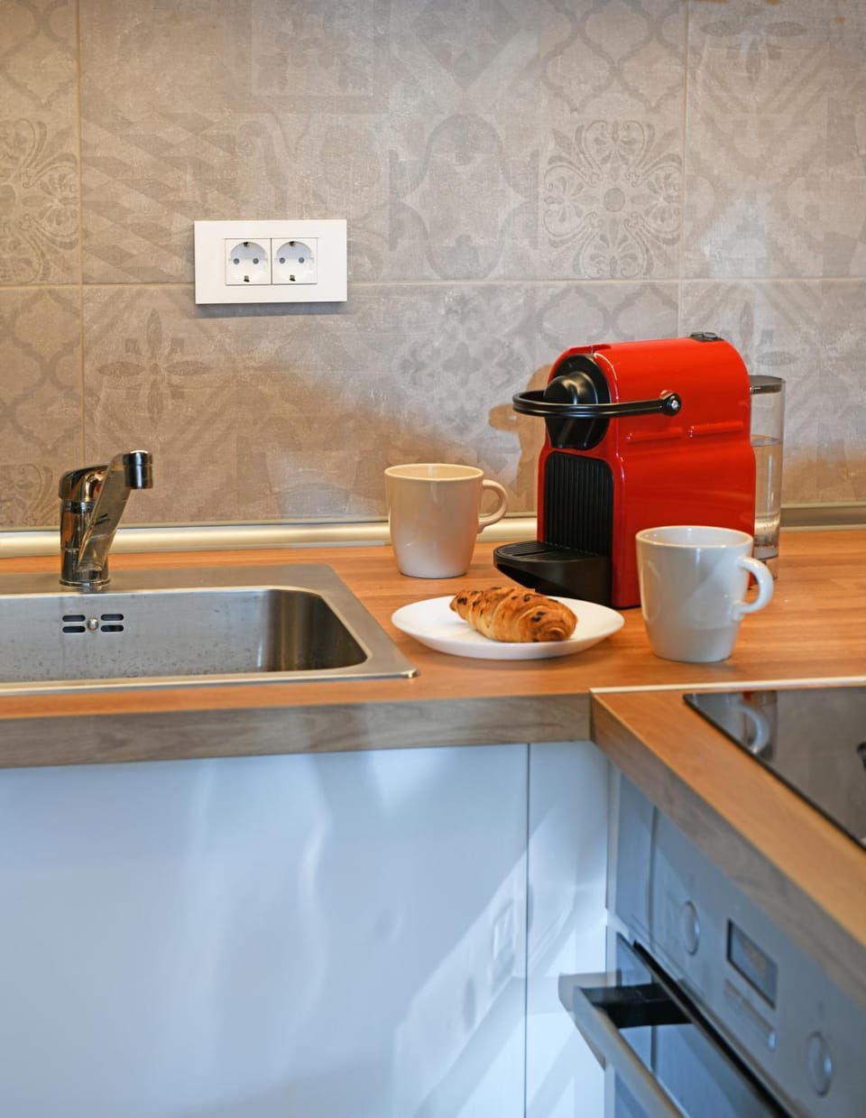 Coffee/tea facilities, dishwasher, microwave, oven, stove, toaster, kitchen