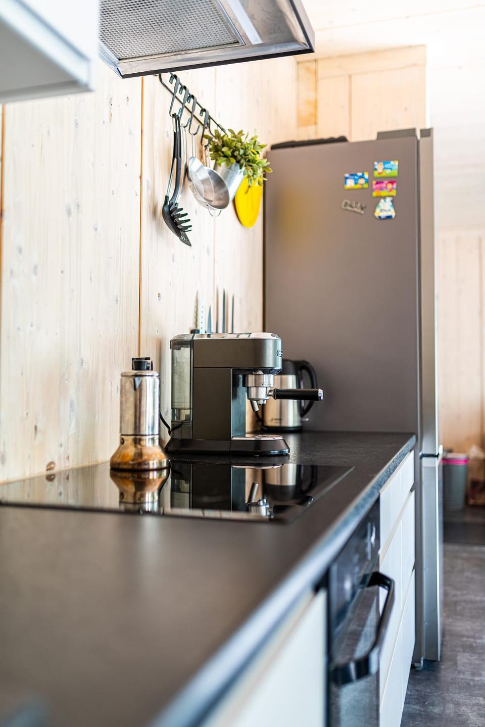 Coffee/tea facilities, Kitchen or kitchenette, stove
