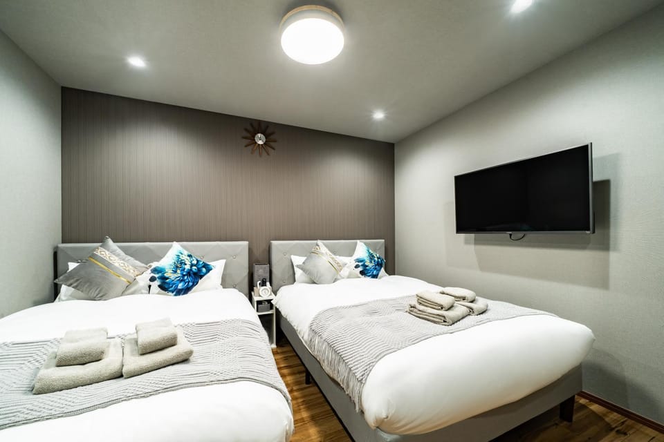 Bed, TV and multimedia, Bedroom, towels