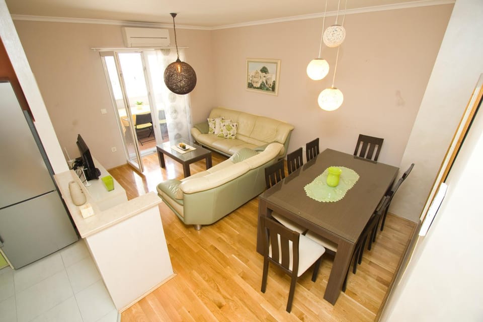 Kitchen or kitchenette, Living room, Seating area, Dining area