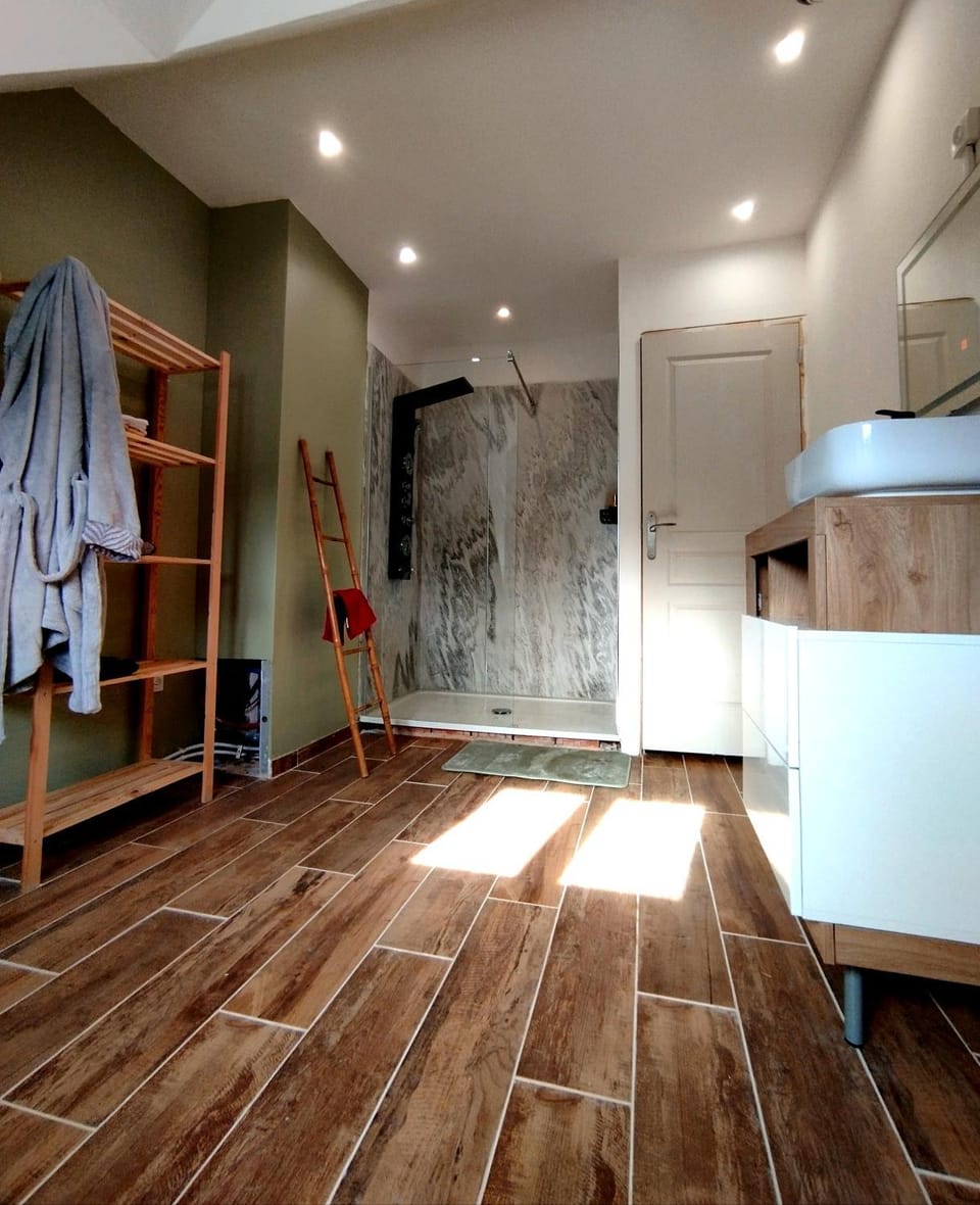 Shower, Bathroom, towels