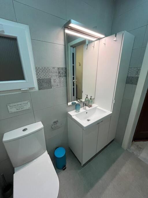 Shower, Toilet