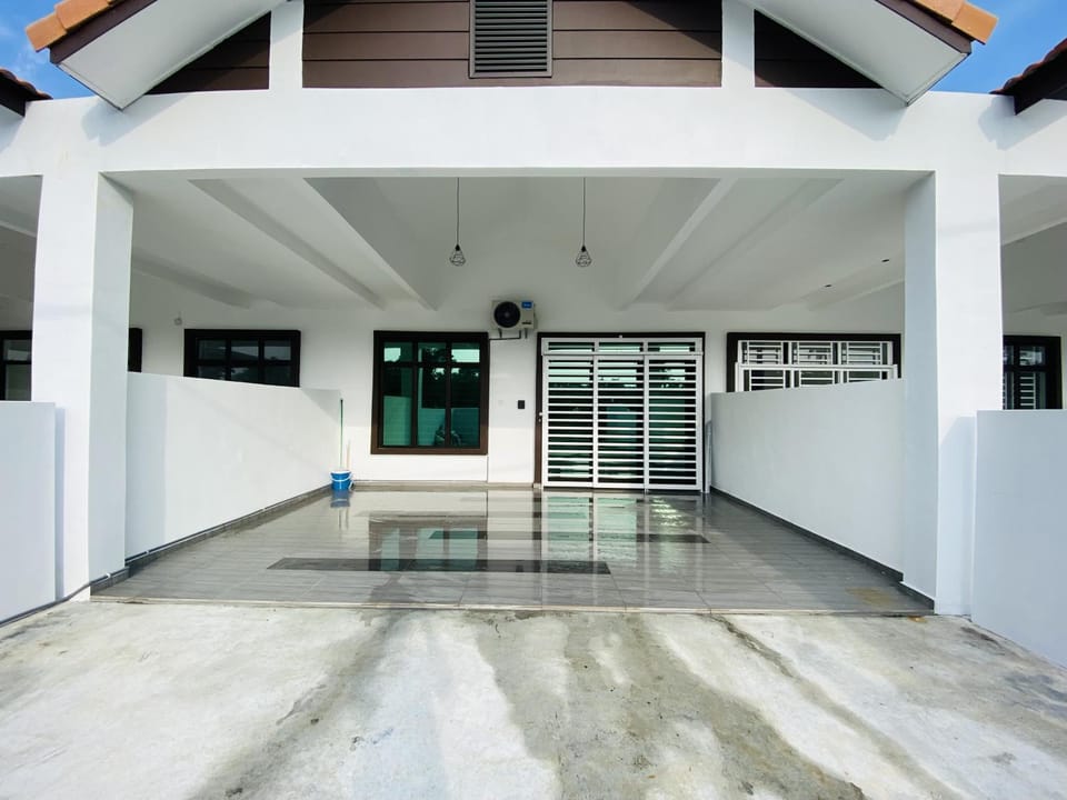 Property building, Facade/entrance, Day