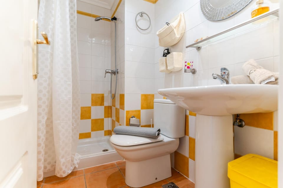 Shower, Toilet, Bathroom, towels