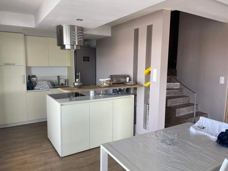 Kitchen or kitchenette, dishwasher, stove