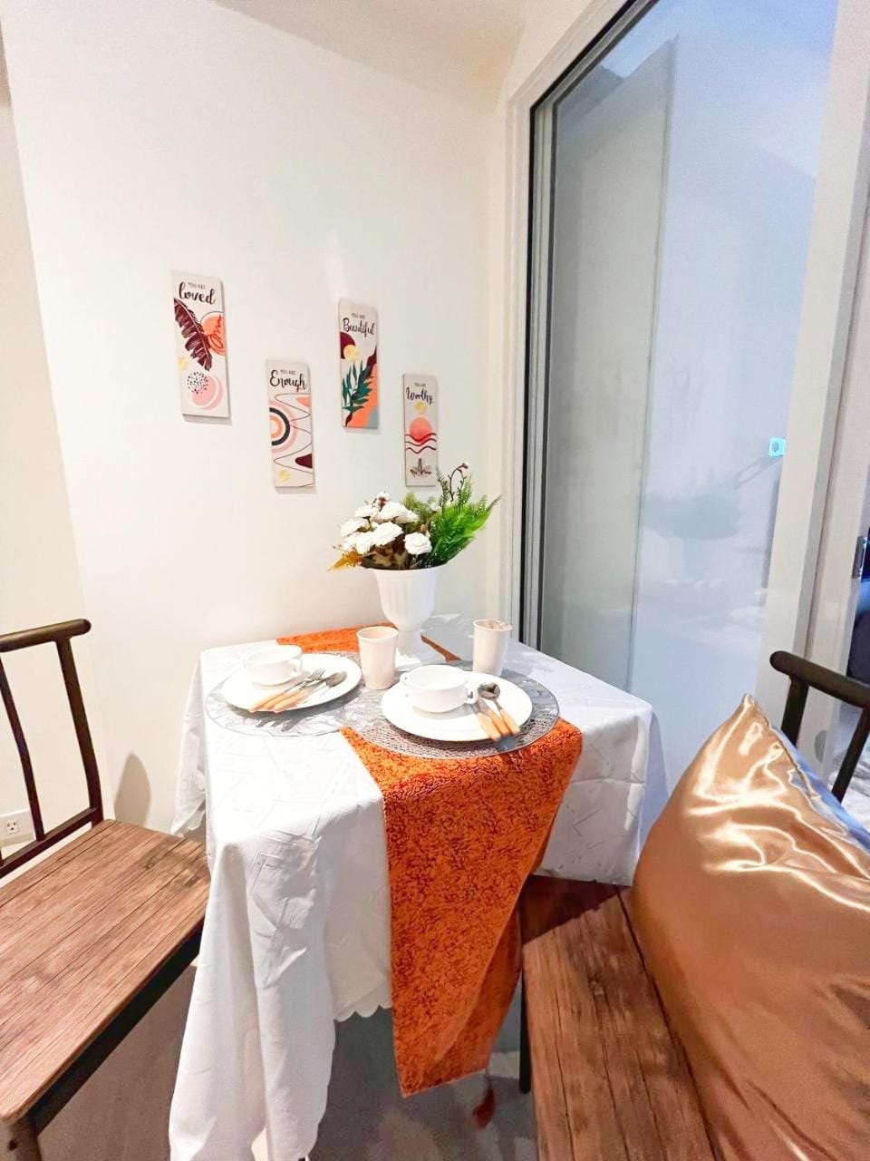 Seating area, Dining area