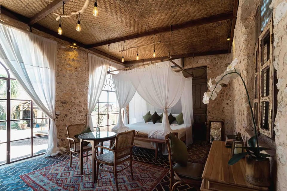 Bed, Photo of the whole room, Seating area, Dining area, Bedroom