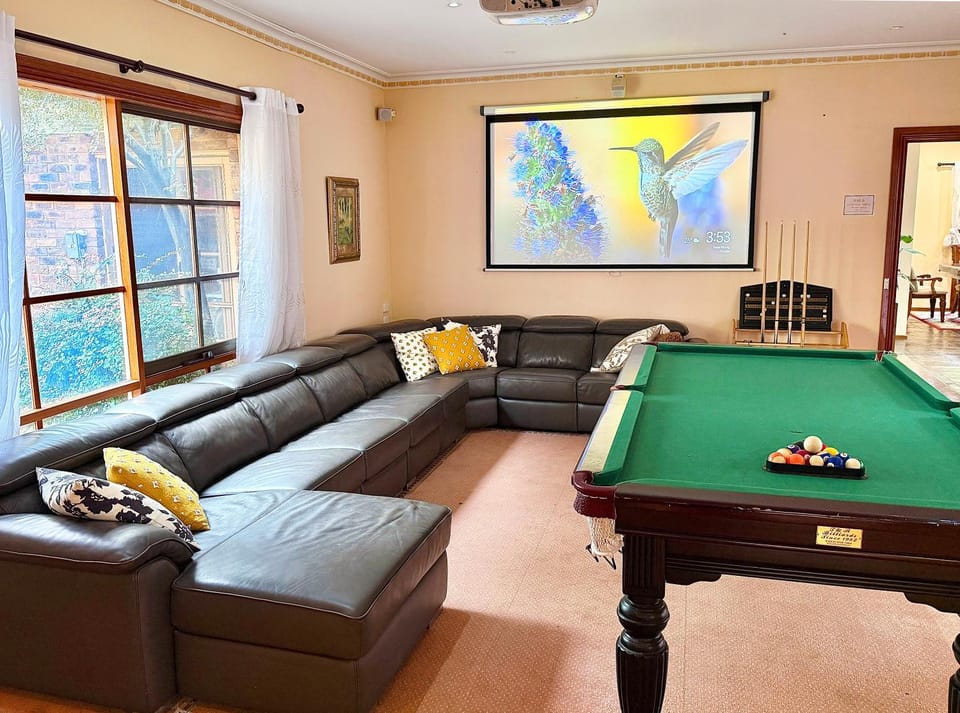 Maggie's Guesthouse - large property with pool, billiards, tennis court, BBQ & more Vacation rental in Melbourne