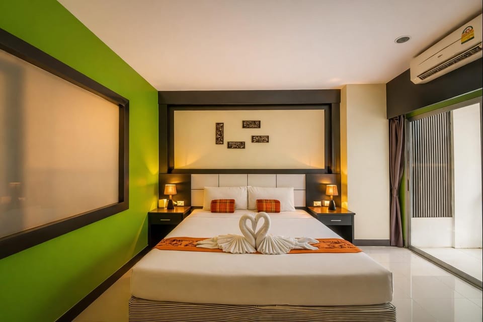 Photo of the whole room, Bedroom