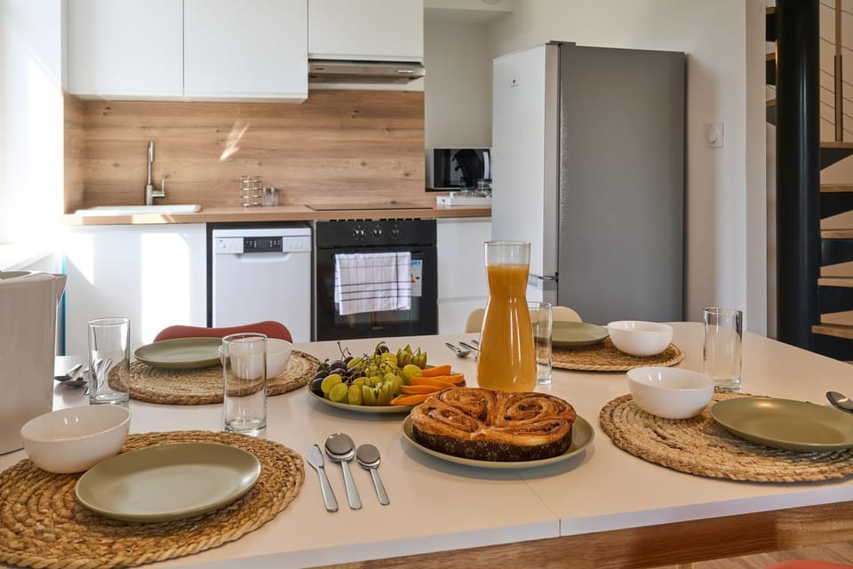 Kitchen or kitchenette, Dining area