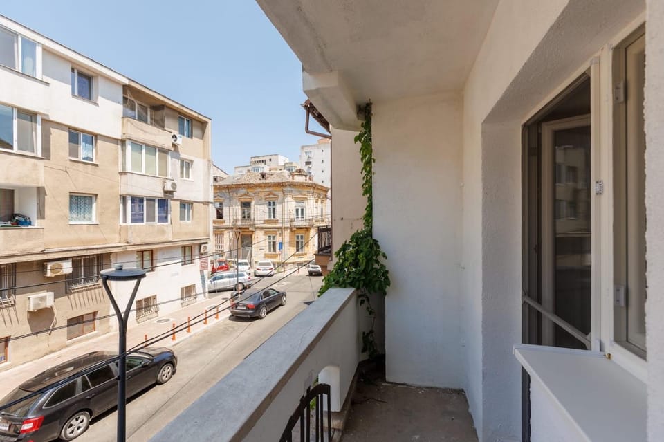Neighbourhood, Balcony/Terrace, Street view, Parking