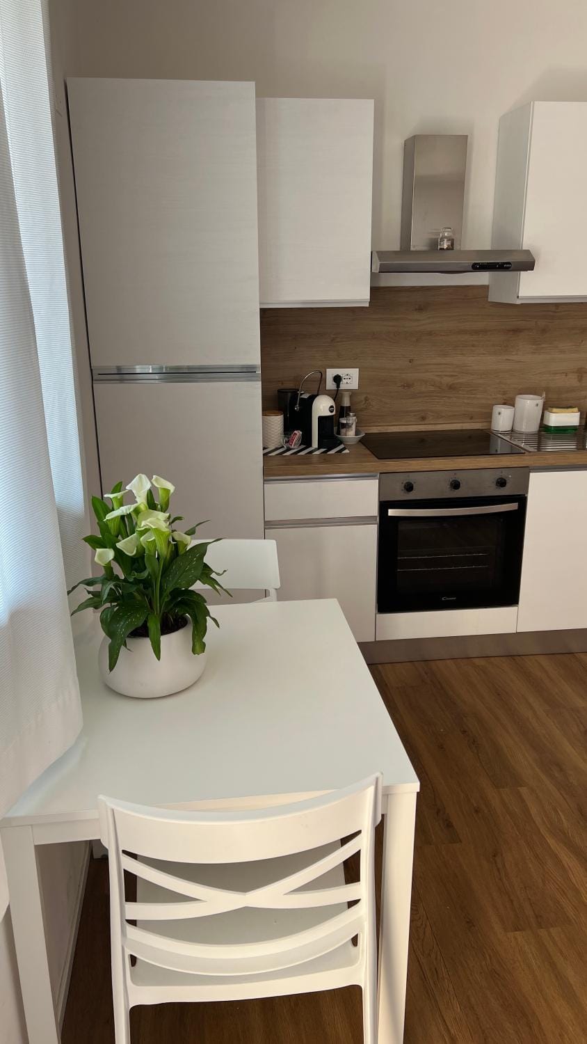 Kitchen or kitchenette, Dining area, stove