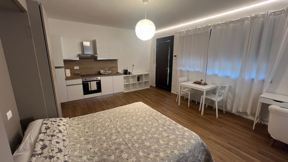 Kitchen or kitchenette, Dining area, oven, stove