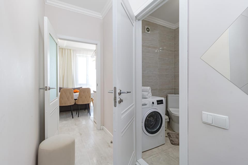 Toilet, Bathroom, towels, washing machine