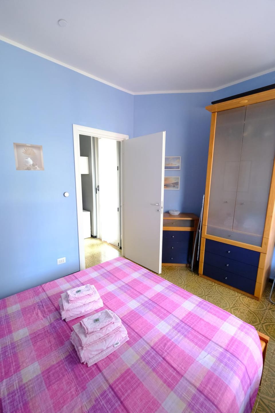 Bed, Photo of the whole room, Bedroom, towels, wardrobe