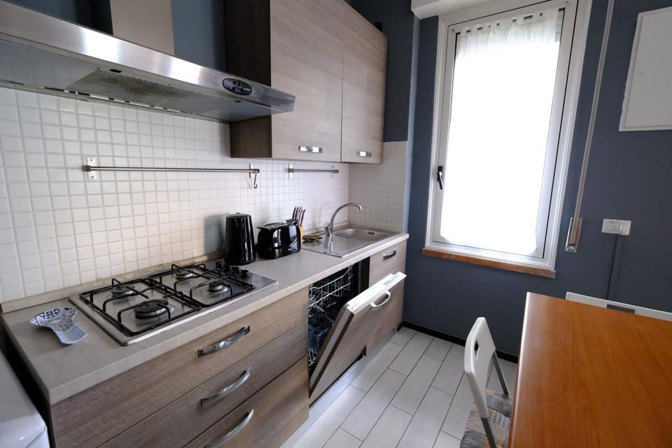 Coffee/tea facilities, Kitchen or kitchenette, Dining area, dishwasher, toaster