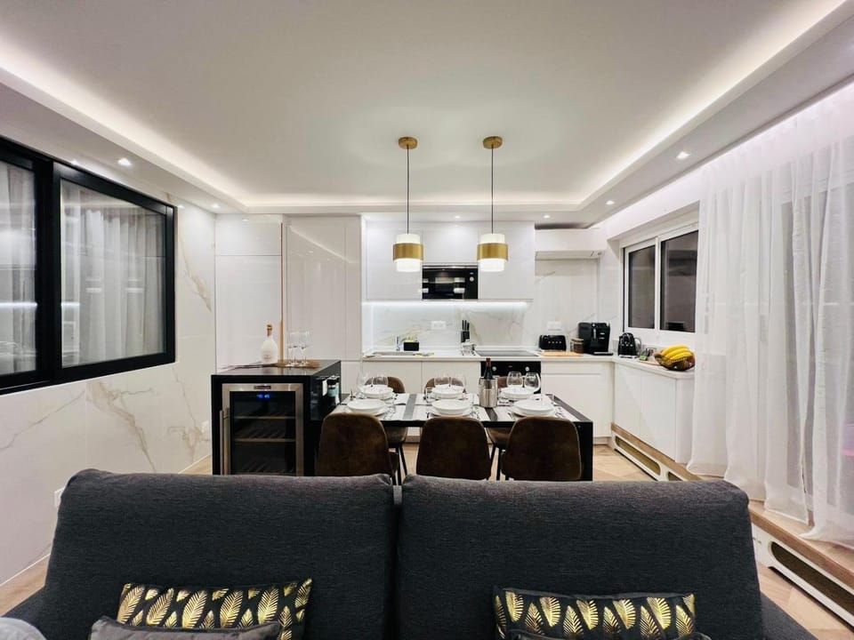 Kitchen or kitchenette, Living room, Seating area, Dining area