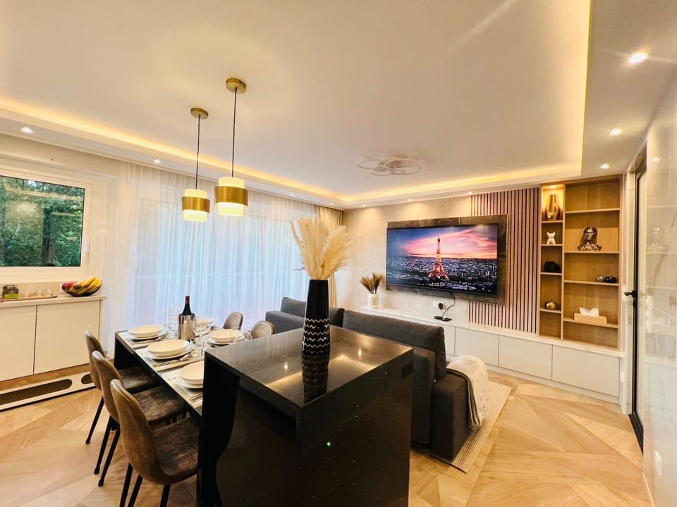 TV and multimedia, Kitchen or kitchenette, Living room, Dining area