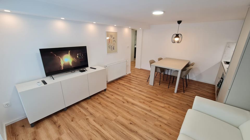 TV and multimedia, Living room, Dining area