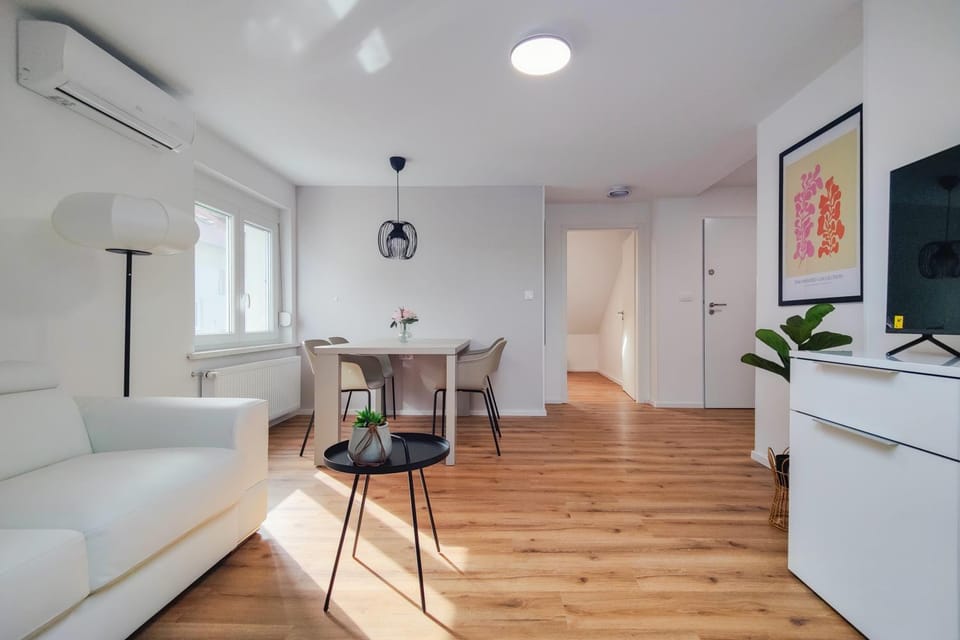 TV and multimedia, Living room, Seating area, Dining area