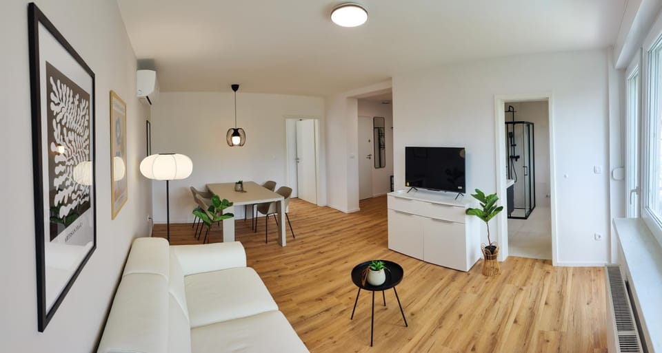 Bathroom, TV and multimedia, Living room, Seating area, Dining area