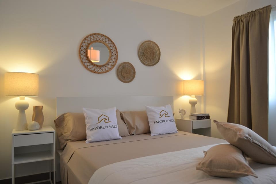 Bed, Night, Property logo or sign, Property logo or sign, Photo of the whole room, Decorative detail, Bedroom, furniture, internet