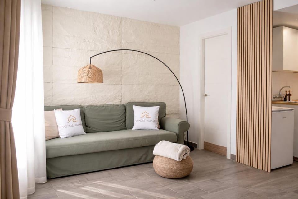 Communal lounge/ TV room, Property logo or sign, Property logo or sign, TV and multimedia, Kitchen or kitchenette, Living room, Lounge or bar, Decorative detail, Decorative detail, Seating area, furniture, furniture, internet, internet, soundproof, kitchen, kitchen
