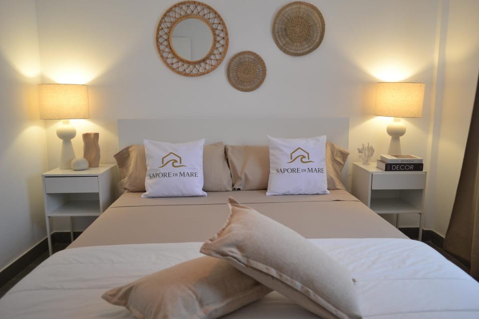 Bed, Night, Property logo or sign, Property logo or sign, Photo of the whole room, Decorative detail, Bedroom, furniture, internet