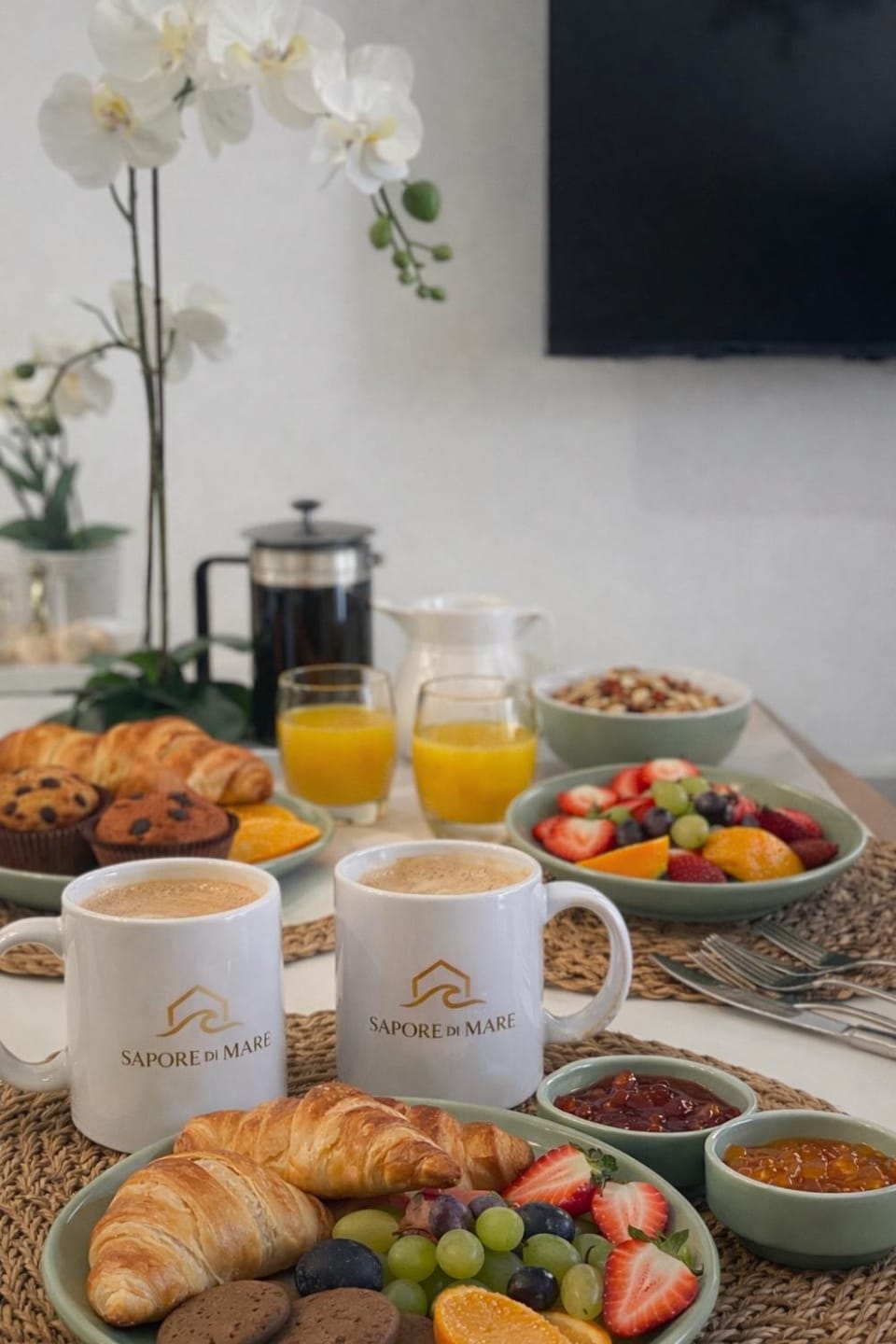 Coffee/tea facilities, Kitchen or kitchenette, Food and drinks, Decorative detail, Decorative detail, Dining area, Food, Meals, Breakfast, Continental breakfast, furniture, furniture, internet, internet, toaster, kitchen, kitchen