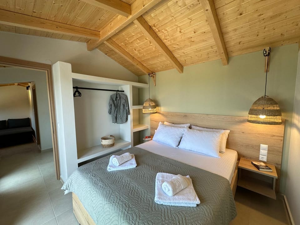 Bed, Photo of the whole room, Bedroom, towels