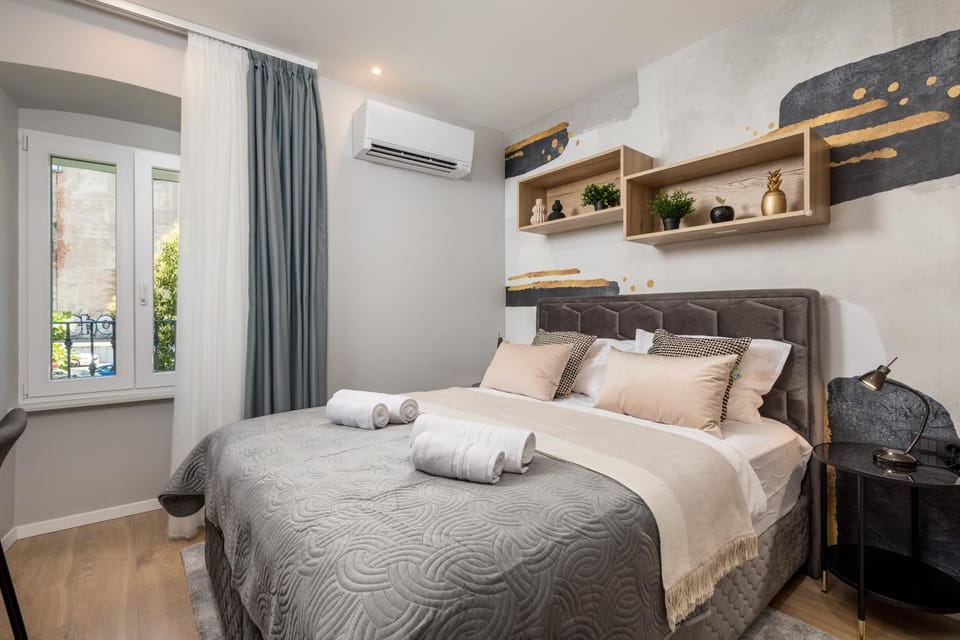 Bed, Photo of the whole room, towels, air conditioner