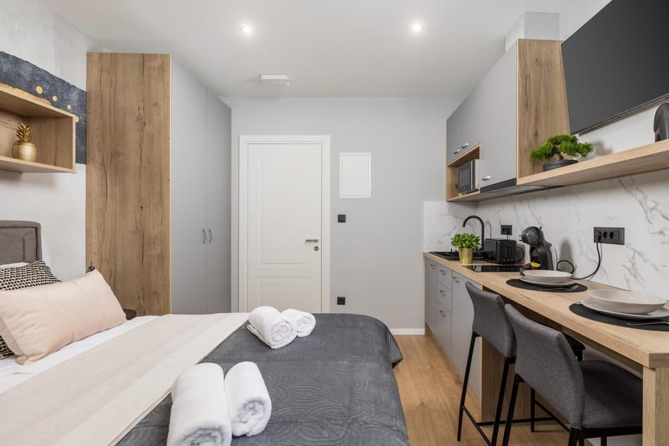 Bed, TV and multimedia, Kitchen or kitchenette, Photo of the whole room, stove, towels