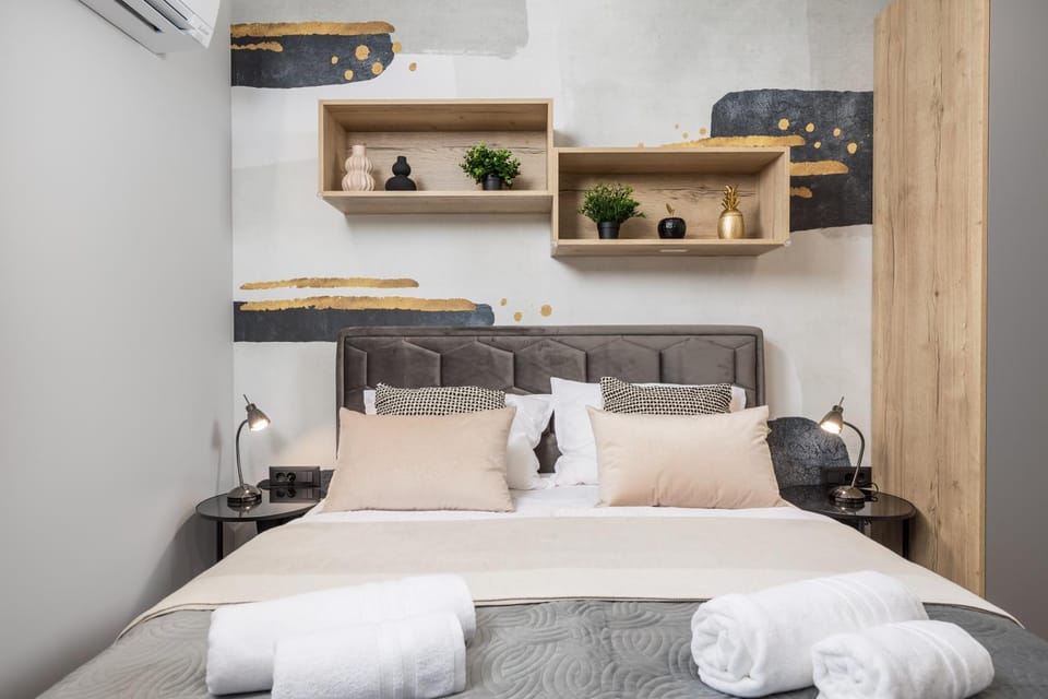 Bed, Photo of the whole room, towels, air conditioner