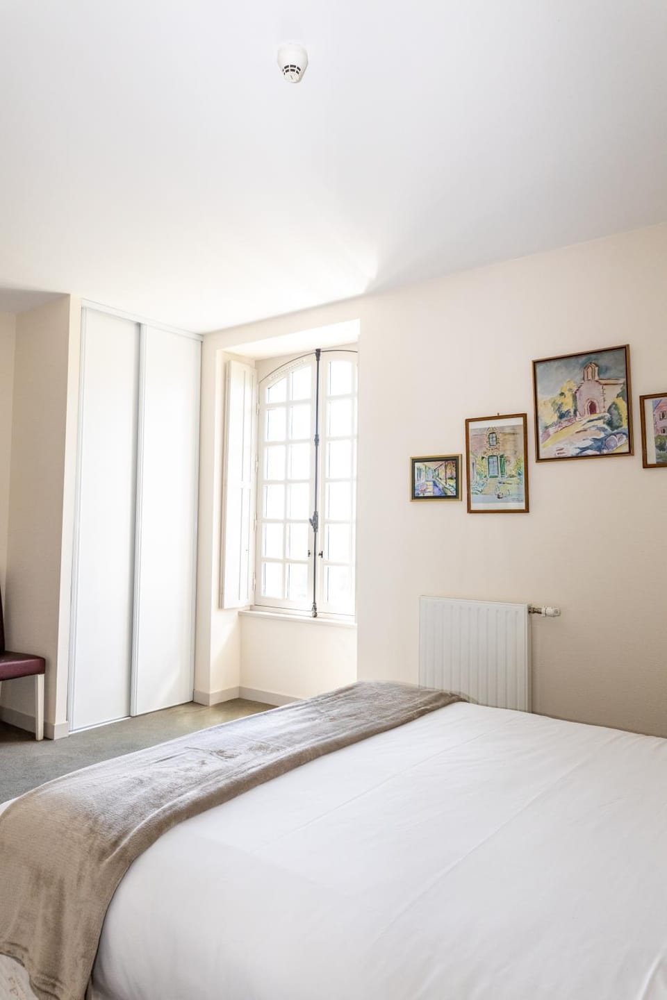 Photo of the whole room, Bedroom