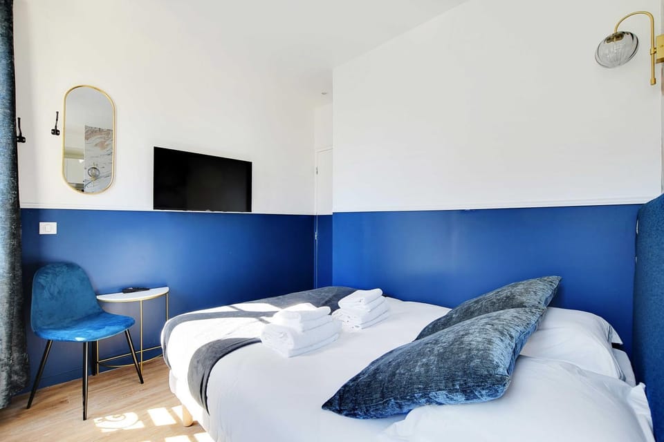 Bed, TV and multimedia, Dining area