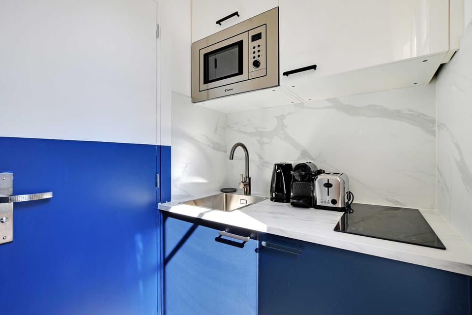 Coffee/tea facilities, Kitchen or kitchenette, microwave, stove, toaster
