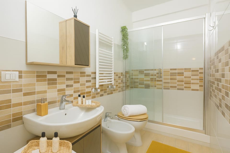Shower, Toilet, Bathroom, Floor plan, bidet, hair dryier, heating, heating, towels, towels
