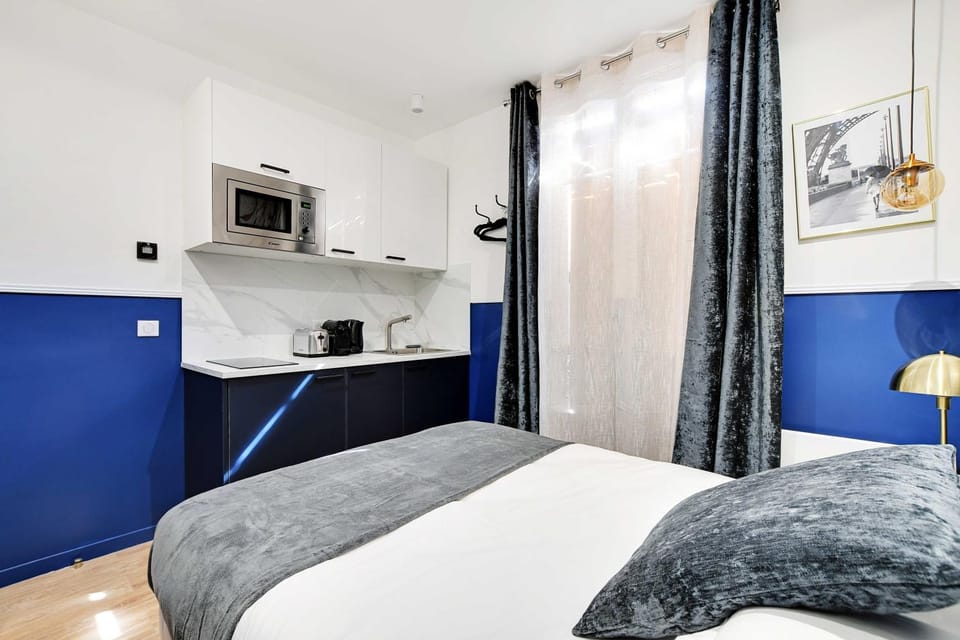 Bed, Kitchen or kitchenette, Bedroom, microwave