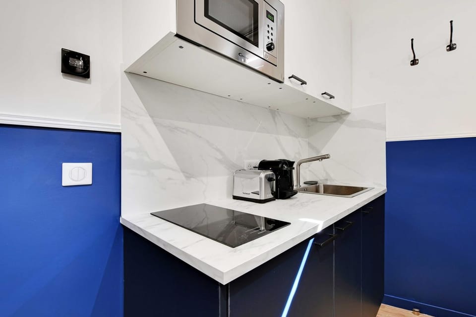 Coffee/tea facilities, Kitchen or kitchenette, microwave, stove, toaster