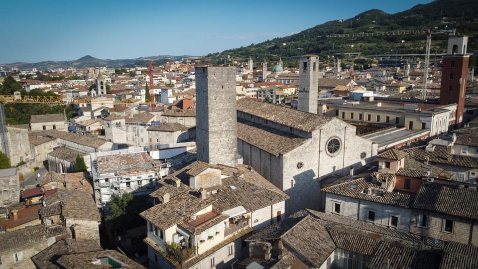 Property building, Nearby landmark, Day, Neighbourhood, Natural landscape, Bird's eye view, City view, Mountain view, Street view, Location, Parking