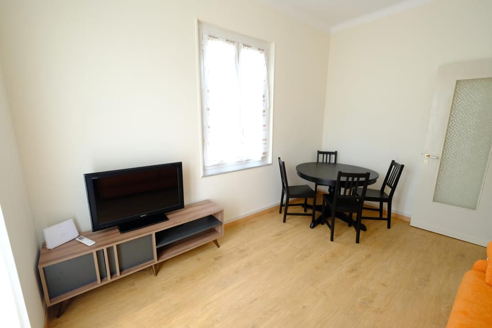 TV and multimedia, Living room, Seating area, Dining area